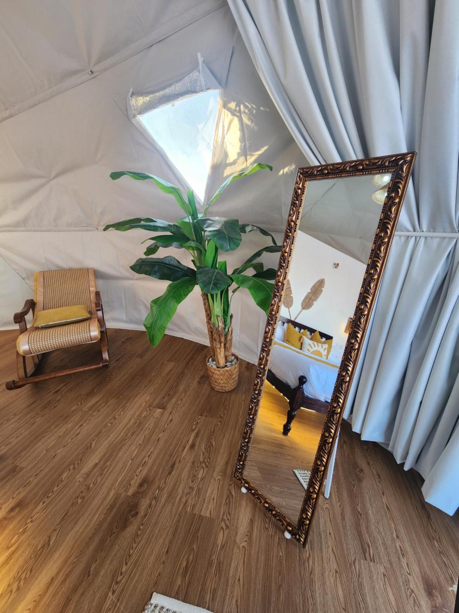 Отель Bubbles Domes Private Cmp Al Wasil Номер фото