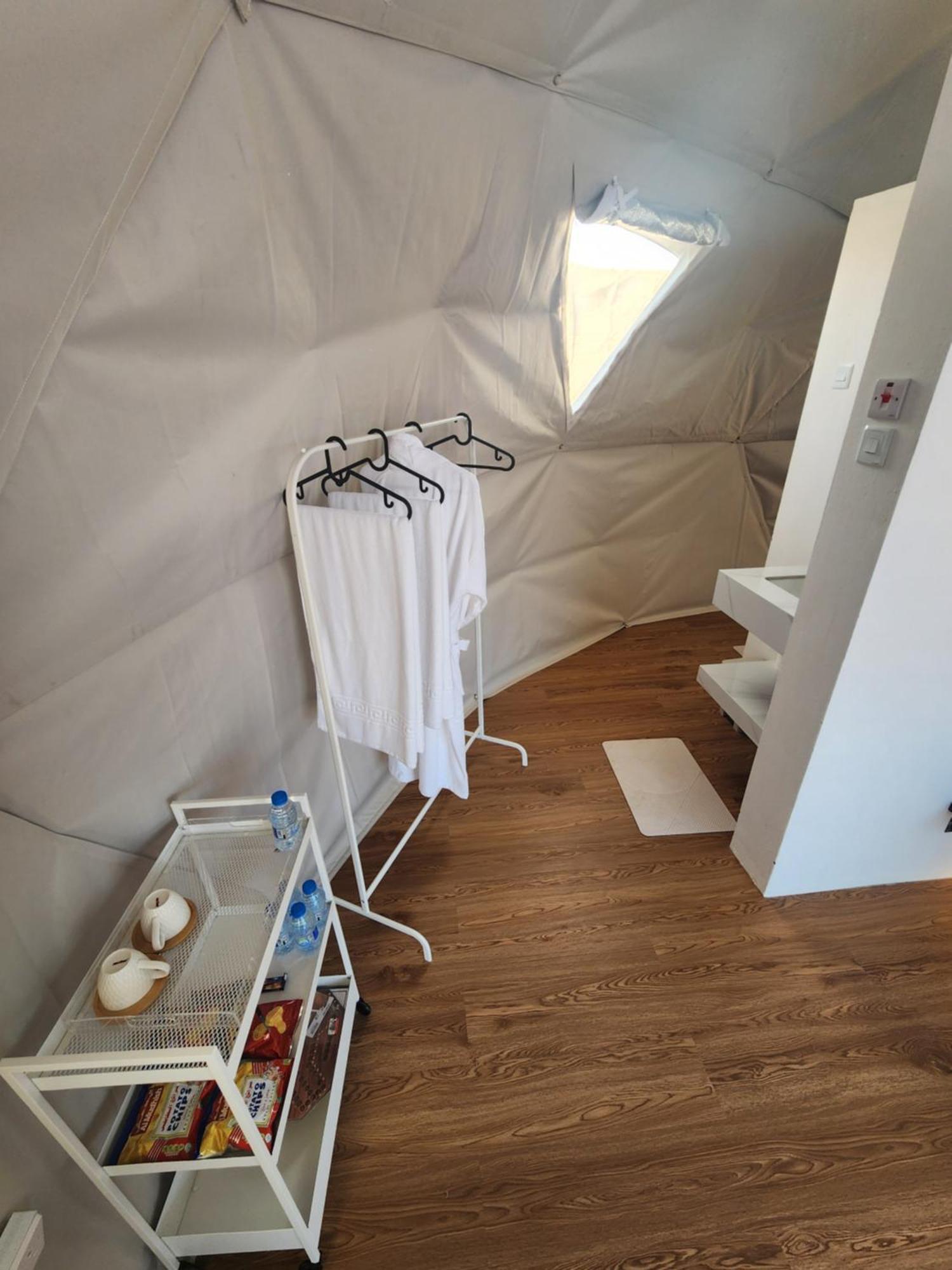 Отель Bubbles Domes Private Cmp Al Wasil Номер фото